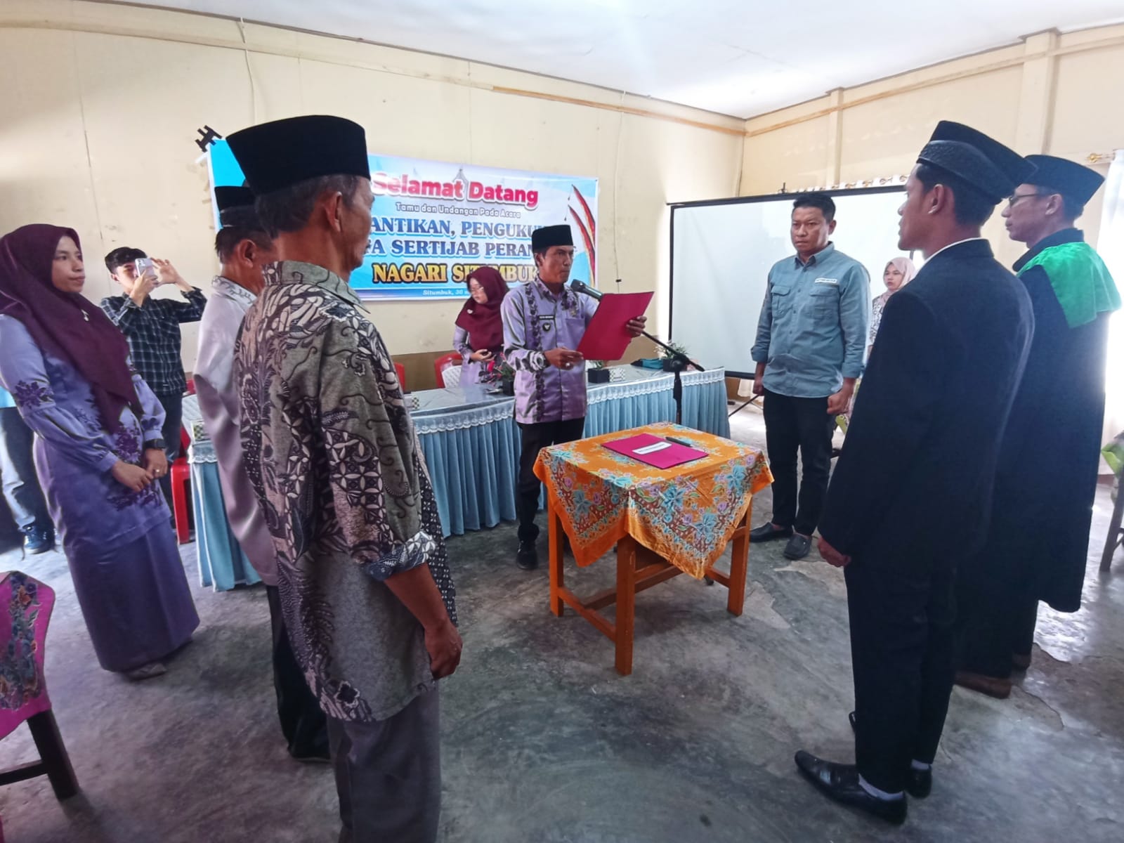 Wali Nagari Elya Mendri ambil sumpah Kepala Jorong Tigo Niniak Tri Melki Satria, Bijo Anso. 